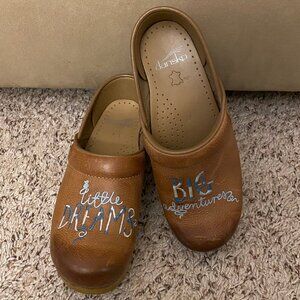 Dansko Tan Platform Clogs Shoes "Little Dreams, Big Adventure" Size 37/ 6.5-7
